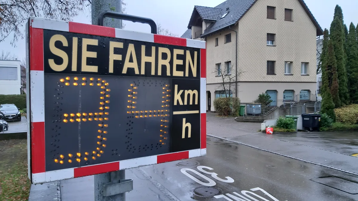 Ein Speedy-Messgerät zeigt eine erhöhte Geschwindigkeit an. 